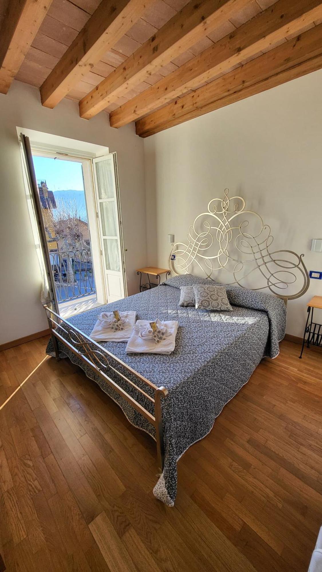 Balconi San Giorgio Bed & Breakfast Варена Екстериор снимка